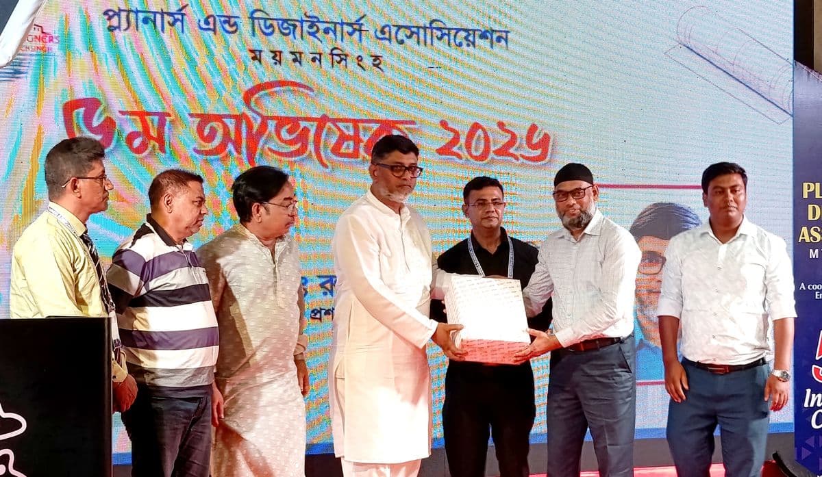 গৃহিনীদের প্রতি সিটি প্রশাসকের অনুরোধ : বাসার বর্জ্য ড্রেনে ফেলবেন না 