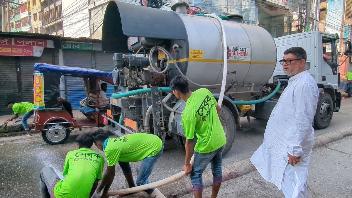 সন্ধ্যার আগেই ময়মনসিংহ নগরীর বর্জ্য অপসারণ