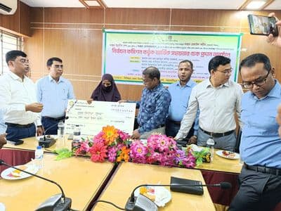 ময়মনসিংহে নির্বাচন কমিশন কর্তৃক আর্থিক সহায়তার চেক বিতরণ 