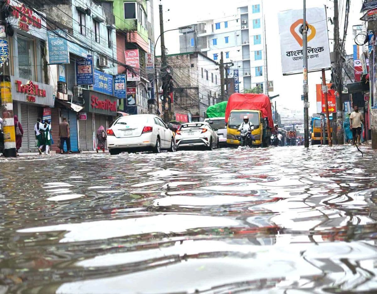 ময়মনসিংহে ৮ ঘণ্টায় ১৭৪ মিমি বৃষ্টিপাত রেকর্ড : নগরীতে জলাবদ্ধতায় নগরবাসীর দুর্ভোগ : শিশুর মৃত্যু