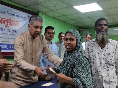 মুক্তাগাছায় প্রতিবন্ধীদের মাঝে অনুদানের চেক বিতরণ করলেন এমপি জাকির হোসেন
