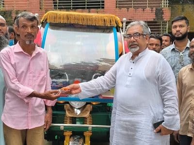 সেই নিসা মনির বাবাকে অটোরিকশা প্রদান ​করলেন এমরান সালেহ প্রিন্স 