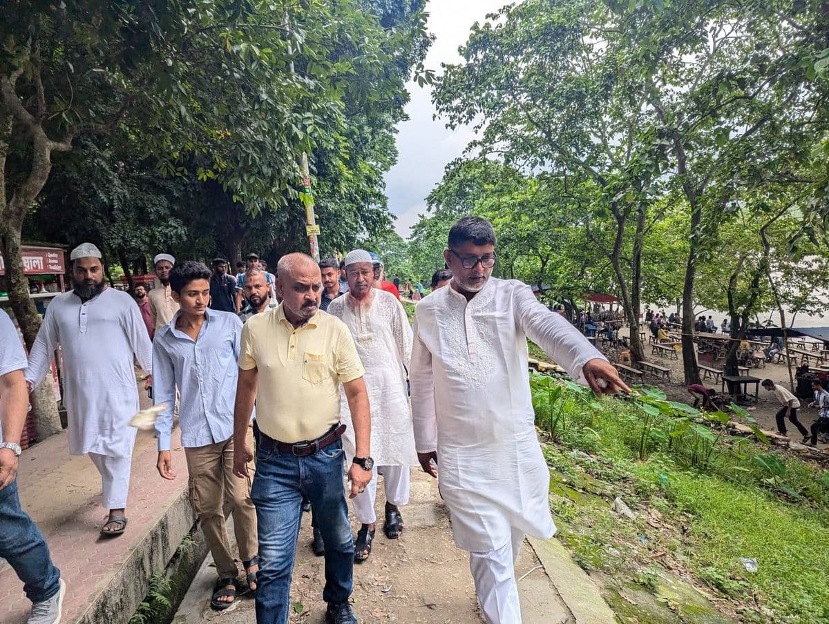 জয়নুল আবেদীন পার্ক পরিদর্শনে এমপি ওয়াহাব আকন্দ ও সিটি প্রশাসক রোকন