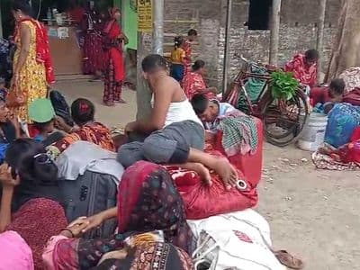 বাংলাদেশে ঢুকতে ভারত সীমান্তে হঠাৎ শত শত মানুষের ভিড়