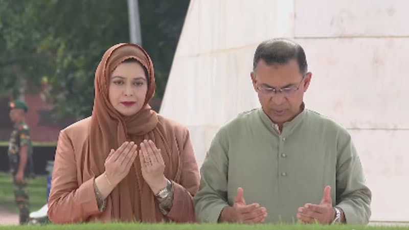 বাবা-মা ও ভাইয়ের কবর জিয়ারত করলেন প্রধানমন্ত্রী