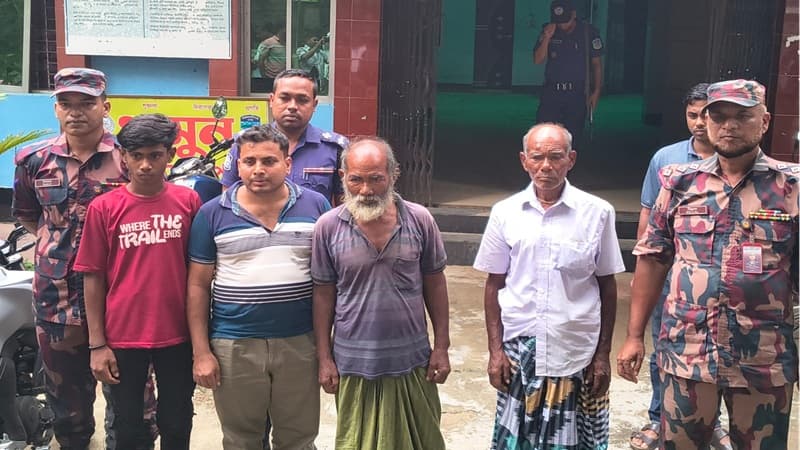 জামালপুরে শূন্যরেখায় থাকা বৃদ্ধকে পরিবারের কাছে হস্তান্তর