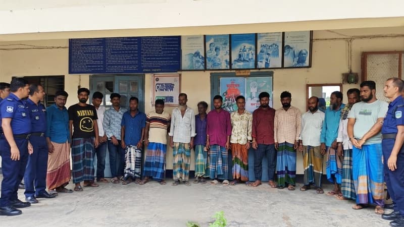 নেত্রকোনায় ষাঁড়ের লড়াইয়ের আড়ালে জুয়া, গ্রেপ্তার ১৫