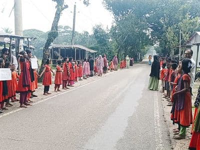 ত্রিশালে শিশু ধর্ষণ: অভিযুক্ত ইমামের সর্বোচ্চ শাস্তির দাবিতে সহপাঠীদের মানববন্ধন