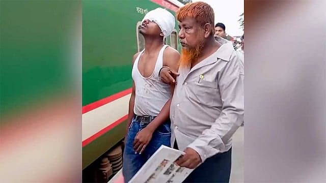 চলন্ত ট্রেনে ‘কৌতূহলের’ পাথর নিক্ষেপ থামছে না কেন?