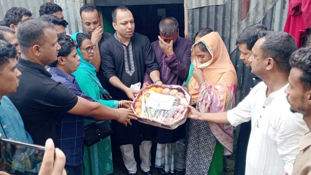 প্রধানমন্ত্রীর উপহার পেয়ে কান্নায় ভেঙে পড়লেন জুলাই গণঅভ্যুত্থানে শহীদ বিপ্লবের বাবা-মা