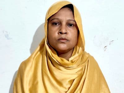 ১৫ আগস্ট উপলক্ষে দুস্থদের মাঝে খাবার বিতরণ করে যুব মহিলা লীগ নেত্রী গ্রেপ্তার