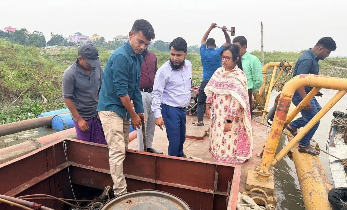 তথ্য প্রতিমন্ত্রীর নির্দেশে অবৈধবালু উত্তোলন বন্ধে ১৭ ড্রেজার গুড়িয়ে দিল প্রশাসন