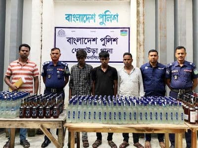 ধোবাউড়ায় ৫৪৯ বোতল ভারতীয় মদসহ পিকআপ জব্দ, আটক ৩