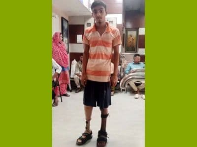 ত্রিশালে পঙ্গুত্ববরণকারী নাজমুলকে কৃত্রিম পা উপহার দিলেন ডাঃ লিটন এমপি