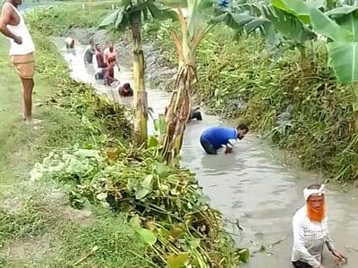 যুবকদের প্রশংসনীয় উদ্যোগ : ফুলপুরে স্বেচ্ছাশ্রমে খাল খনন