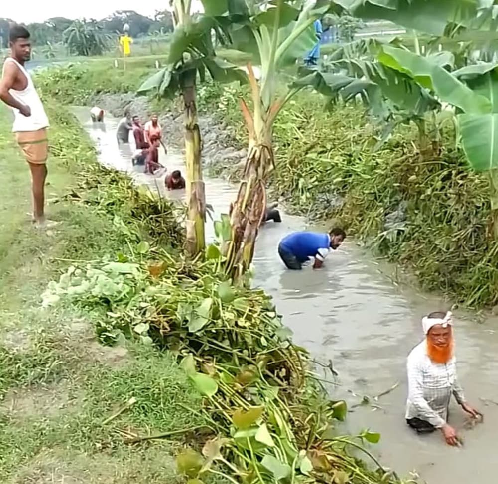 যুবকদের প্রশংসনীয় উদ্যোগ : ফুলপুরে স্বেচ্ছাশ্রমে খাল খনন