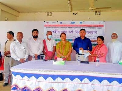 হালুয়াঘাটে বন্যায় ক্ষতিগ্রস্তদের মাঝে শর্তহীন নগদ অর্থ বিতরণ