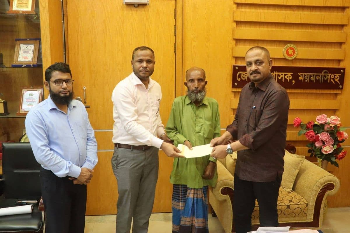 গরীব, অসহায়, দুস্থ ও প্রতিবন্ধীদের মাঝে অর্থ সহায়তা প্রদান