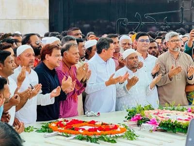 জিয়াউর রহমান ও খালেদা জিয়ার সমাধিতে ময়মনসিংহ উন্নয়ন কর্তৃপক্ষের চেয়ারম্যানের শ্রদ্ধা নিবেদন