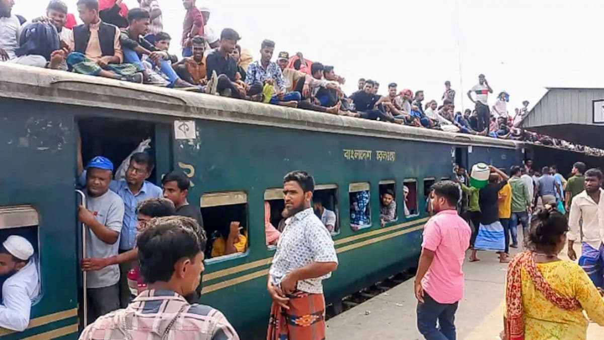 ঈদ শেষে ঢাকামুখী মানুষের ঢল, ময়মনসিংহে বাস-ট্রেনে বেড়েছে যাত্রীর চাপ