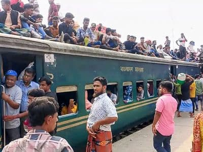 ঈদ শেষে ঢাকামুখী মানুষের ঢল, ময়মনসিংহে বাস-ট্রেনে বেড়েছে যাত্রীর চাপ