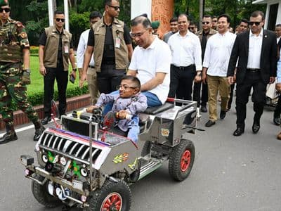 বিশেষ চাহিদাসম্পন্ন তরুণের বানানো ‘স্মার্ট কারে’ চড়লেন প্রধানমন্ত্রী