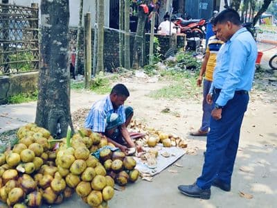 তাপপ্রবাহে স্বস্তির খোঁজে ময়মনসিংহে তালের শাঁস