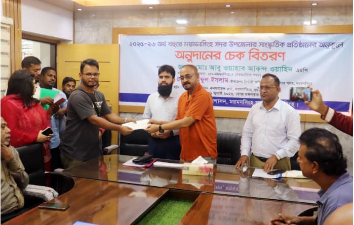 সাংস্কৃতিক ও স্বেচ্ছাসেবী প্রতিষ্ঠানের মাঝে চেক বিতরণ করলেন আবু ওয়াহাব এমপি