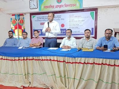 সাংবাদিক কল্যাণ ট্রাস্টের চেক বিতরণ : সামাজিক সচেতনতা সৃষ্টির জন্য দায়িত্বশীল সাংবাদিকতার কোনো বিকল্প নেই-ডিসি