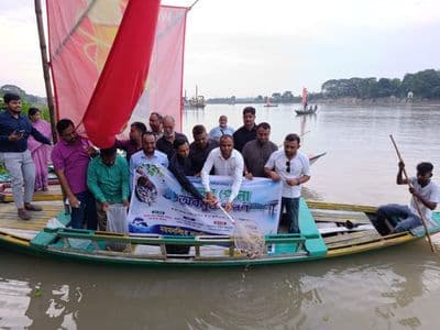 ব্রহ্মপুত্র নদে এক লাখ মাছের পোনা অবমুক্ত করলো ময়মনসিংহ নাগরিক সমাজ
