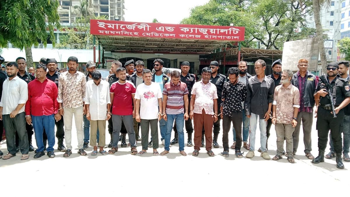 ময়মনসিংহ মেডিকেল কলেজ হাসপাতালে র‌্যাবের অভিযানে ১৪ দালাল আটক