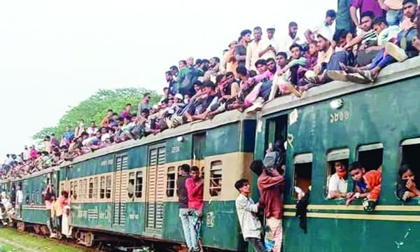 ট্রেনের ছাদ থে‌কে পড়ে যুবকের মৃত্যু, আহত ২