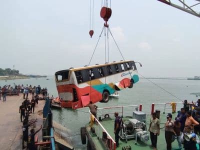 দৌলতদিয়া ঘাটে আবারো বাস পড়ল নদীতে, চালক ও তাঁর সহকারীকে উদ্ধার