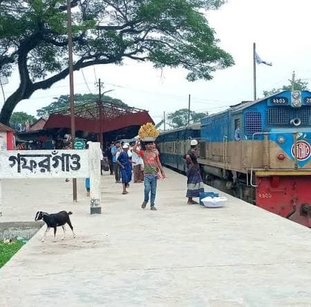 গফরগাঁওয়ে লাইনচ্যুত ট্রেনের বগি উদ্ধার : পৌনে ৮ ঘন্টার পর ঢাকা-ময়মনসিংহ রেলপথে ট্রেন চলাচল শুরু