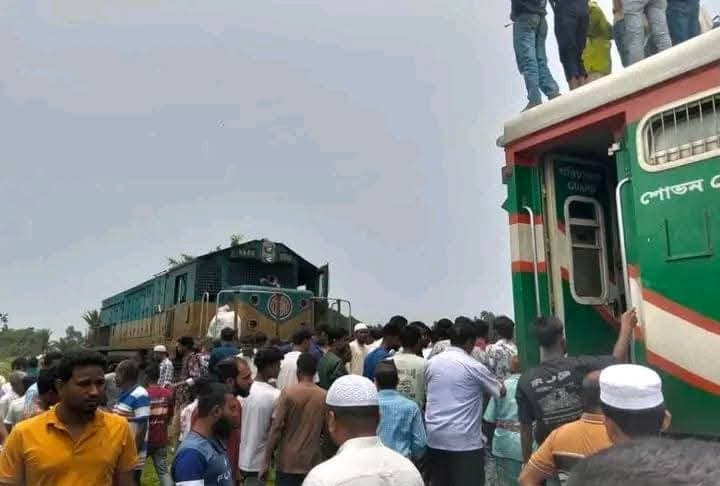 গফরগাঁওয়ে ট্রেনের ইঞ্জিনের কাপলিং ভেঙে দুই ঘন্টা ট্রেন চলাচল বন্ধ