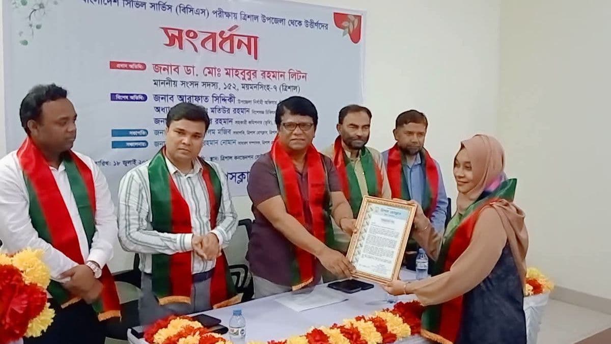 ত্রিশালে ২২ বিসিএস ক্যাডারকে সংবর্ধনা : সততা ও নিরপেক্ষতার সাথে দায়িত্ব পালনের আহবান ডা. লিটন এমপির