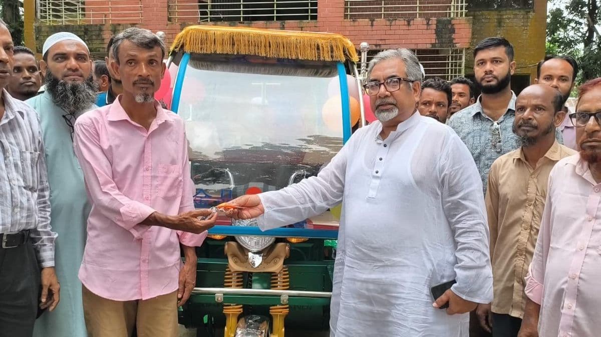 সেই নিসা মনির বাবাকে অটোরিকশা প্রদান করলেন এমরান সালেহ প্রিন্স
