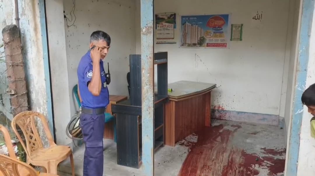 ময়মনসিংহে পাসপোর্ট অফিসের সামনে প্রকাশ্যে কলেজ ছাত্রকে কুপিয়ে হত্যা