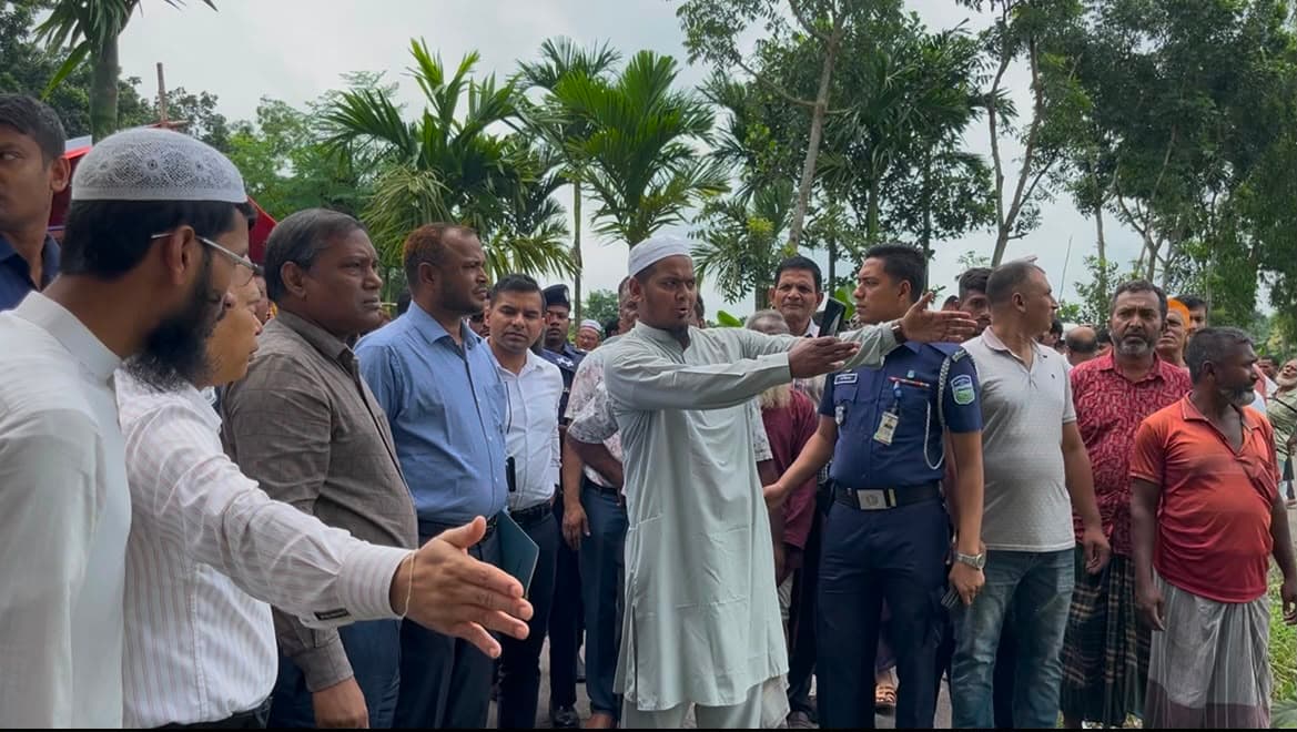 নবগঠিত দক্ষিণ গফরগাঁও উপজেলার প্রস্তাবিত সদর দপ্তর নয়াবাড়ি মৌজা পরিদর্শনে বিভাগীয় কমিশনার