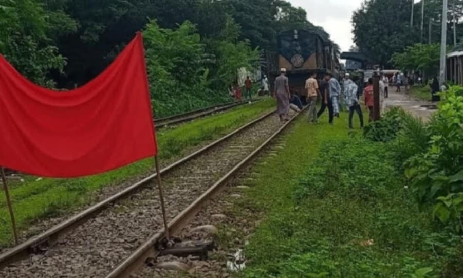 গফরগাঁওয়ে যমুনা এক্সপ্রেস ট্রেন আটকে বিক্ষোভ, আড়াই ঘণ্টা পর ট্রেন চলাচল স্বাভাবিক