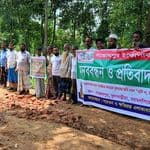 ফুলবাড়ীয়ায় সন্তোষপুর বনে ইকো পার্কের প্রতিবাদে সাহস্রাধিক নারী পুরুষের ঘন্টাব্যাপী মানববন্ধন