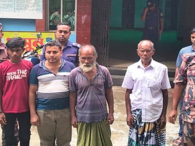 জামালপুরে শূন্যরেখায় থাকা বৃদ্ধকে পরিবারের কাছে হস্তান্তর