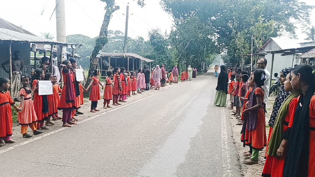 ত্রিশালে শিশু ধর্ষণ: অভিযুক্ত ইমামের সর্বোচ্চ শাস্তির দাবিতে সহপাঠীদের মানববন্ধন