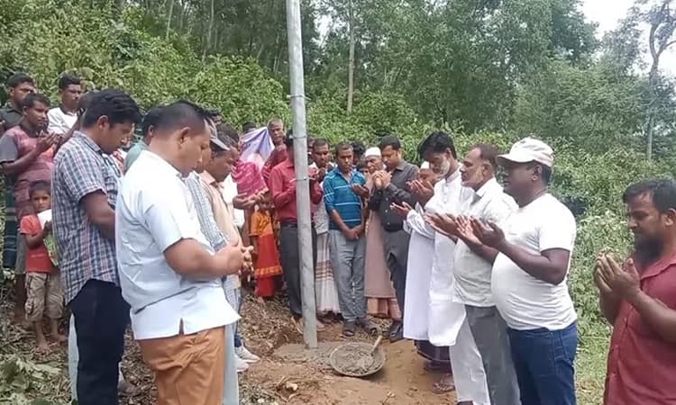 দুর্গাপুর সীমান্তে বন্যহাতির উপদ্রব ঠেকাতে সোলার স্ট্রিটলাইট স্থাপন