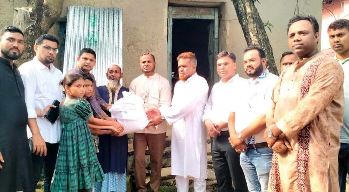 প্রধানমন্ত্রীর উপহার নিয়ে শিশু ফাতেমার বাড়িতে জেলা প্রশাসক