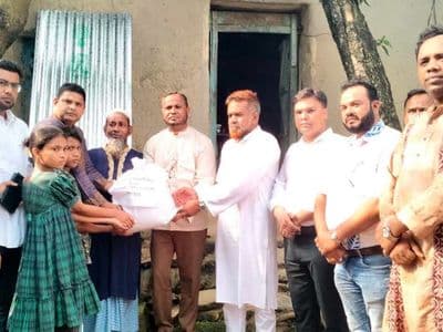 প্রধানমন্ত্রীর উপহার নিয়ে শিশু ফাতেমার বাড়িতে জেলা প্রশাসক