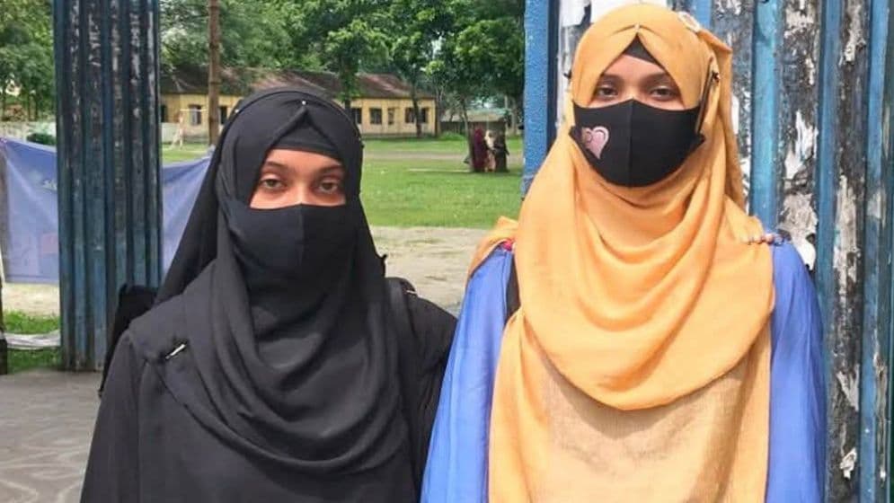২২ হাজার টাকায় এইচএসসি পরীক্ষার প্রবেশপত্র দেওয়ার প্রলোভন পিওনের : পরীক্ষা দেওয়া হলো না দুই ছাত্রীর
