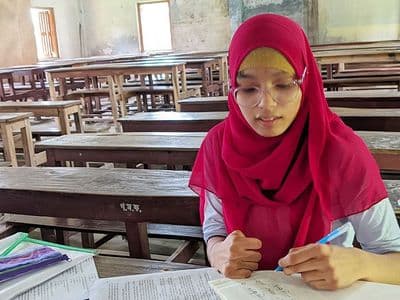 বাবার কাঁধে চড়ে হলে গিয়ে পরীক্ষা দিল জিন্নাত