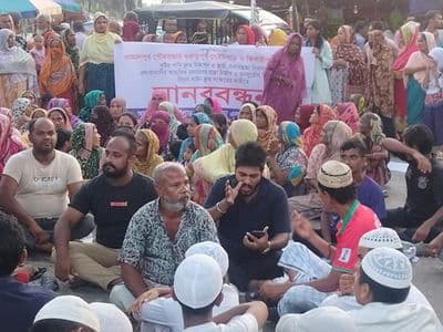 জলাবদ্ধতা নিরসনের দাবিতে জামালপুরে ৩ ঘণ্টা রেলপথ অবরোধ
