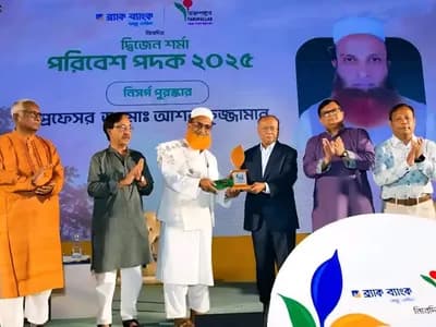জীববৈচিত্র্য রক্ষায় দ্বিজেন শর্মা পরিবেশ পদক পেলেন বাকৃবি অধ্যাপক